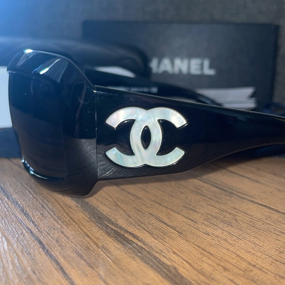 Chanel Black with mother of pearl logos, like new - Picture 2 of 4